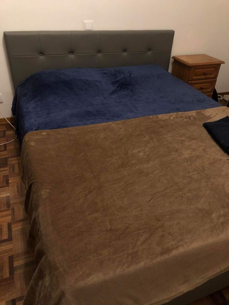 Cama cinzenta estofada com colchão incluido