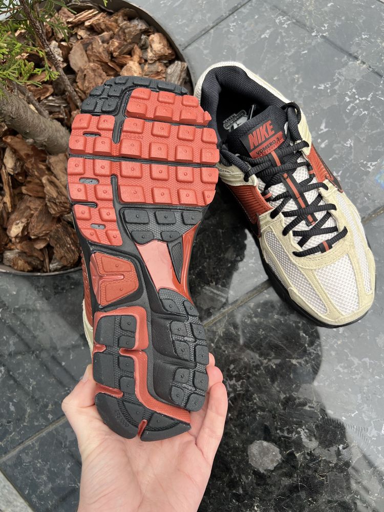 Оригінальні кросівки Nike Zoom Vomero 5 HF1553-201