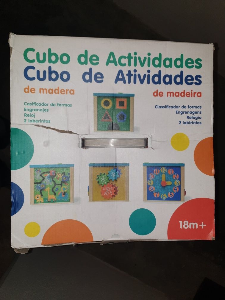 Cubo de actividades de madeira