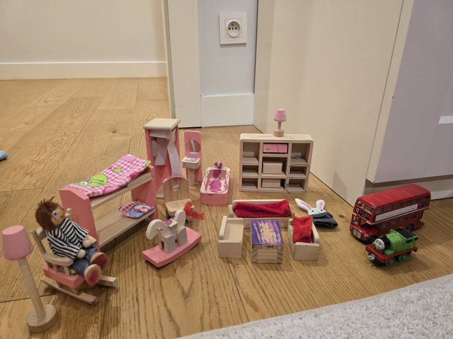 Drewniane mebelki do domku dla lalek + figurka + dodatki (łóżka, kołys