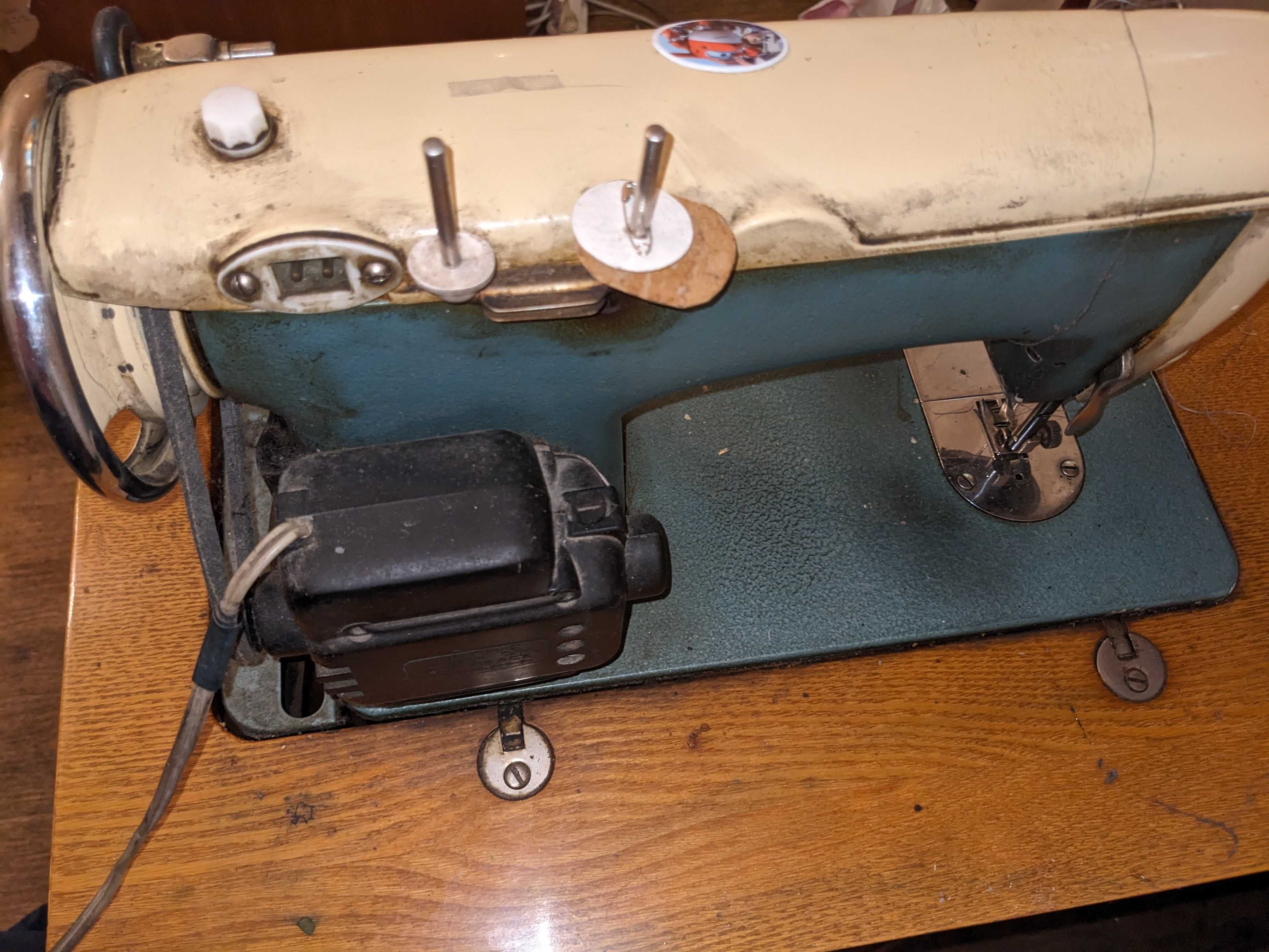 Швейная машинка Чайка с электромотром МШ-2 и тумбой
