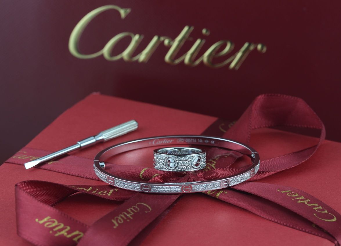 Золотое кольцо с бриллиантами Cartier LOVE