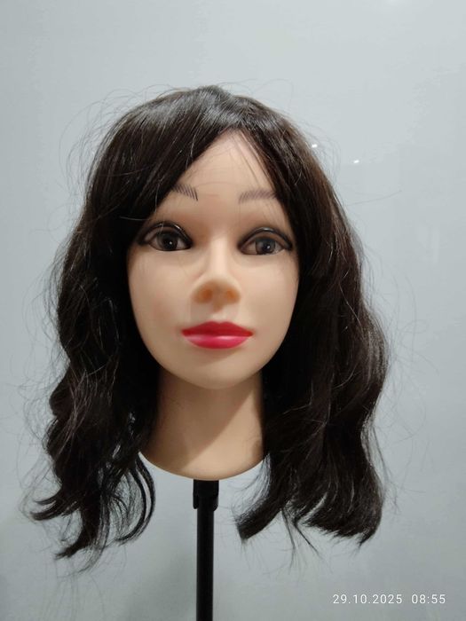 Syntetyczna peruka .Włosy półdługie, delikatnie falowane z grzywką.