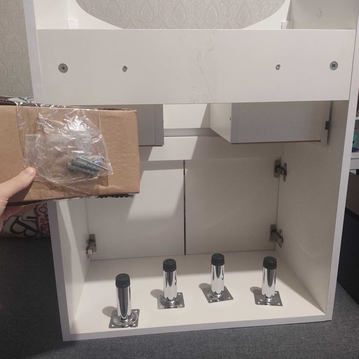 Умивальник з тумбою.