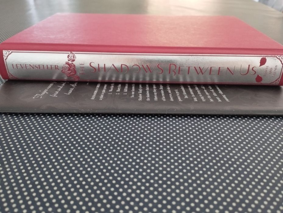 "The shadows between us" de Tricia Levenseller em capa dura