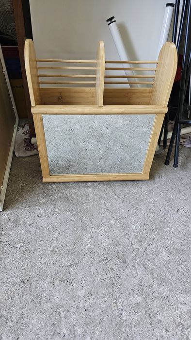 Gazetownik drewniany z lustrem