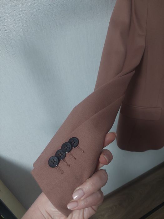 Піджак нереально красивого кольору.