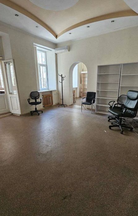 Без комісії! Оренда офісу. Центр. Фасадний вхід.