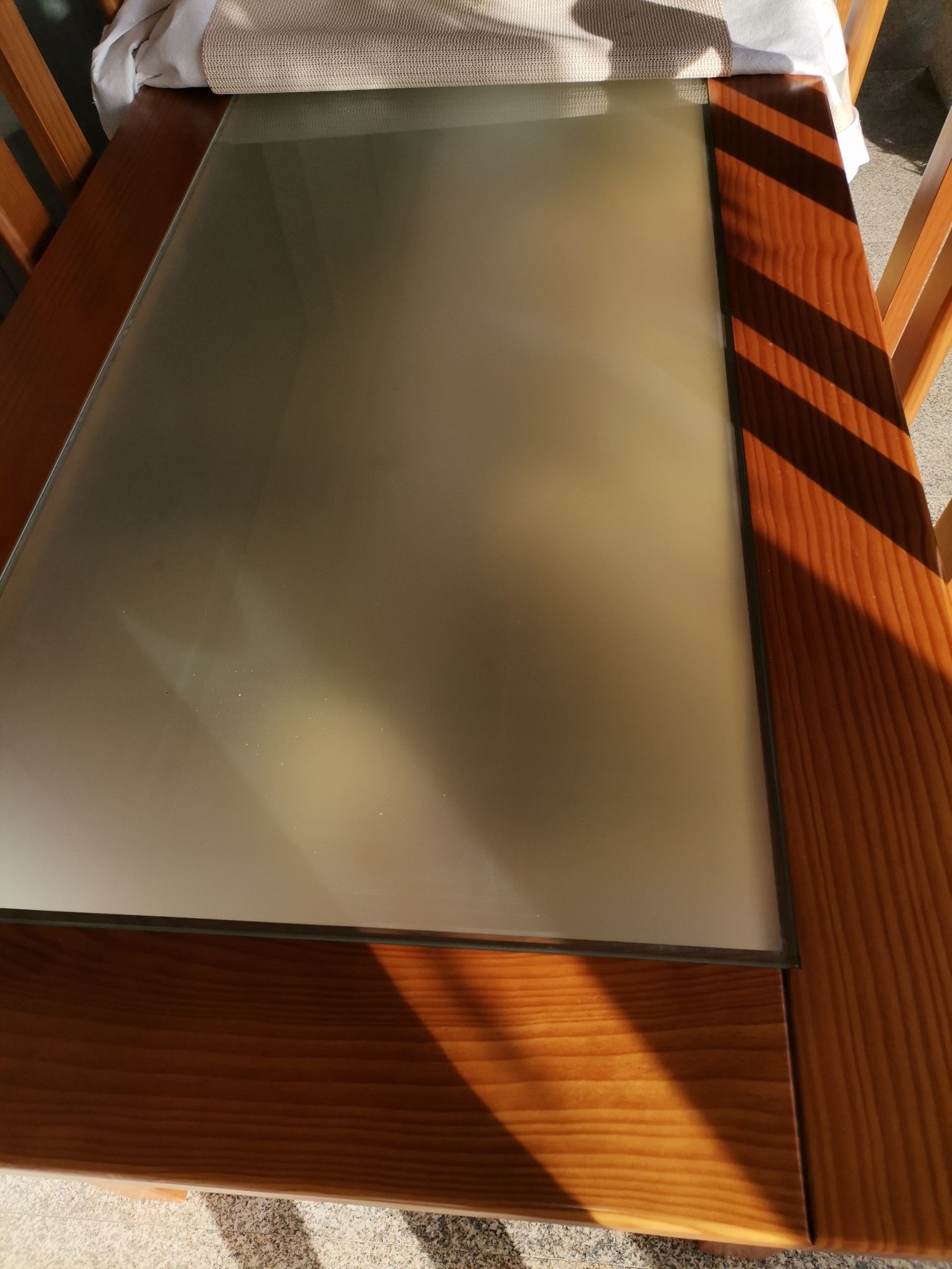 Mesa de jantar com seis cadeiras