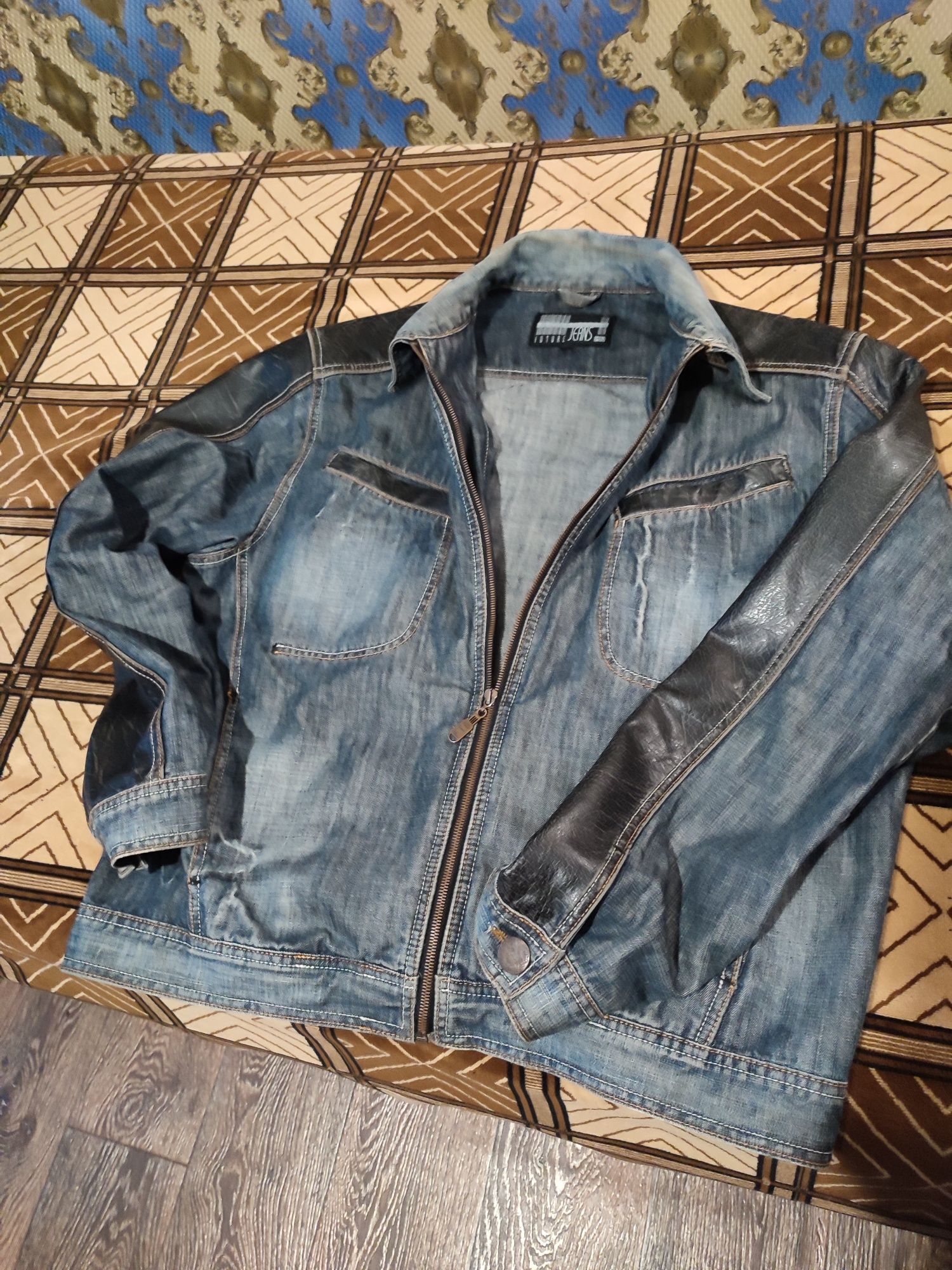 Куртка джинсовая(кожаные вставки).