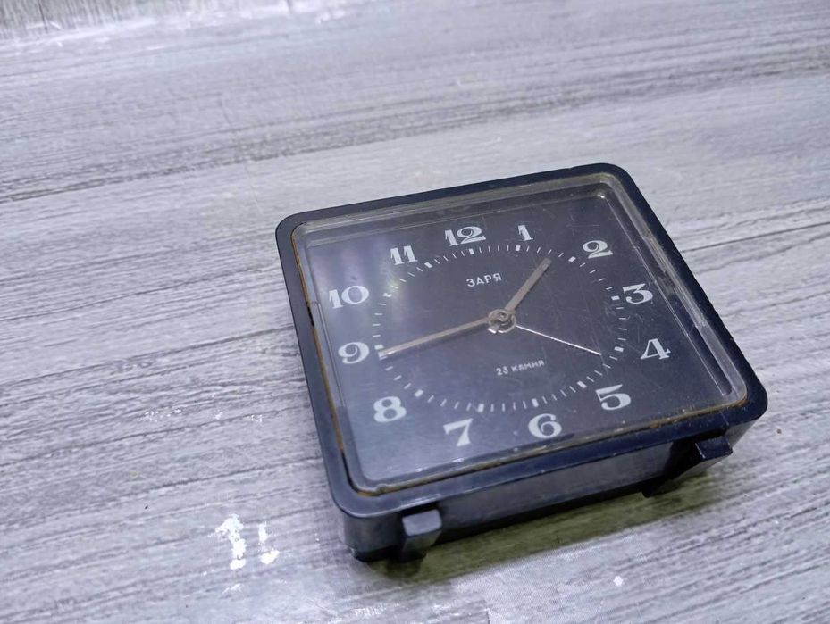 Budzik mechaniczny Zaria 23 kamienie - ZSRR