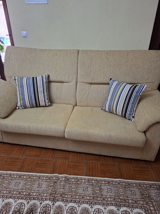 Um Sofá está muito Bom e Fixe.