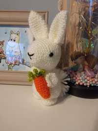 Biały królik z marchewką