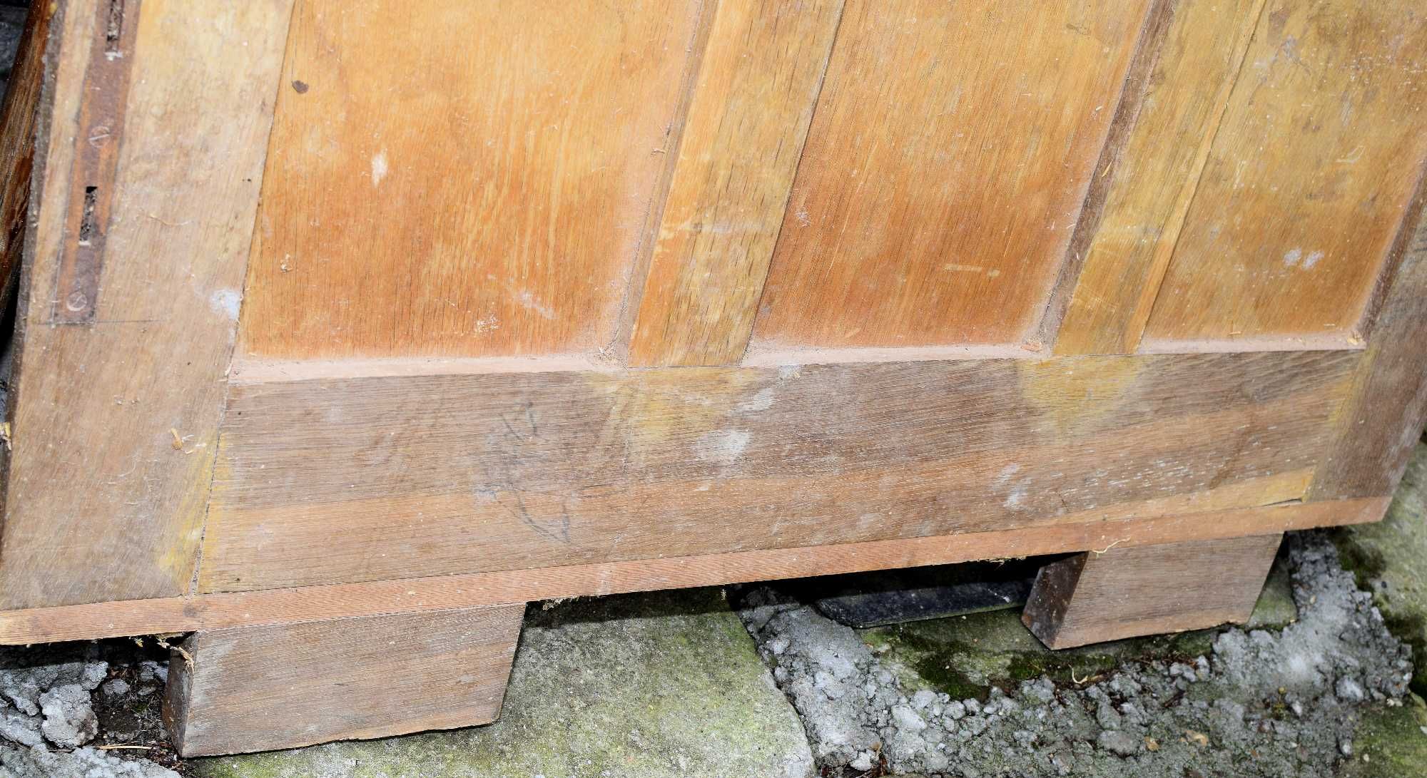 Bardzo stare drewniane łóżko meble dom pokój antyk