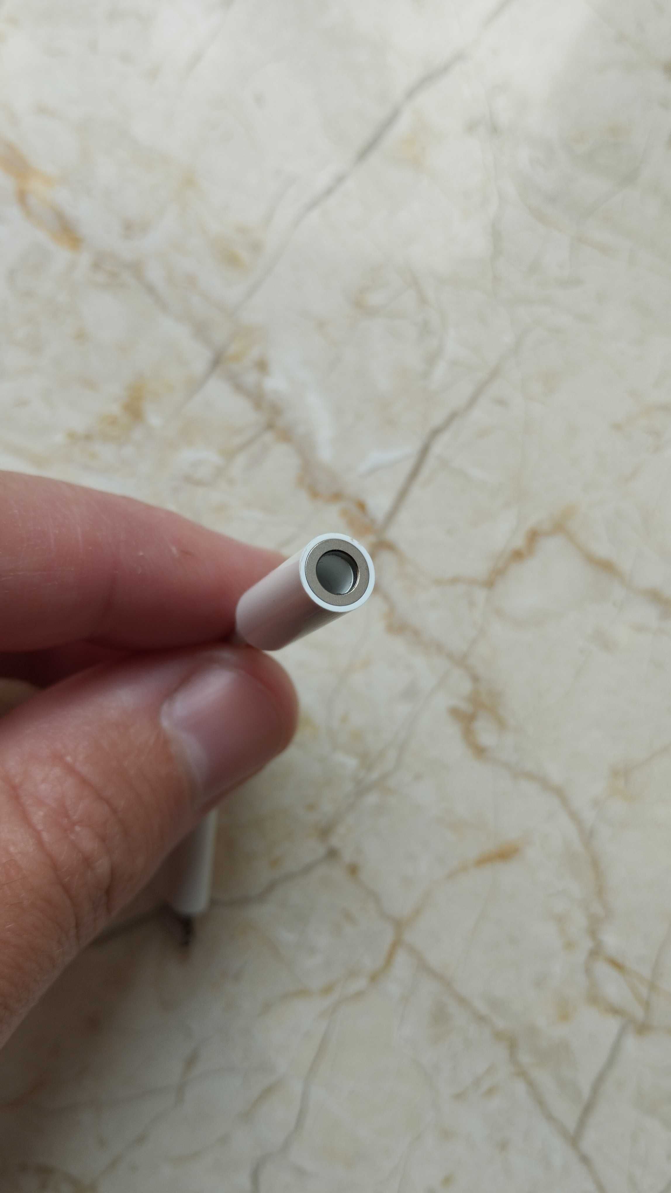 Apple Lightning to 3.5 mm Headphone Jack Adapter