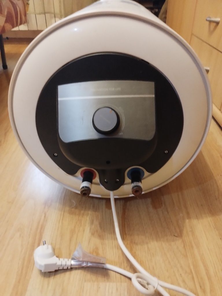 Продам бойлер Midea, протекает бак