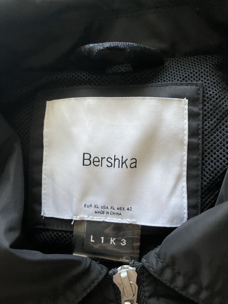 Бомбер Bershka с фурнитурой