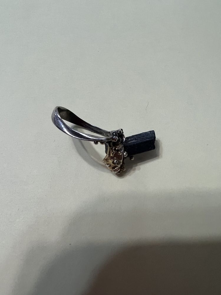 Кольцо с черным турмалином (шерлом) серебро 925 с позолотой