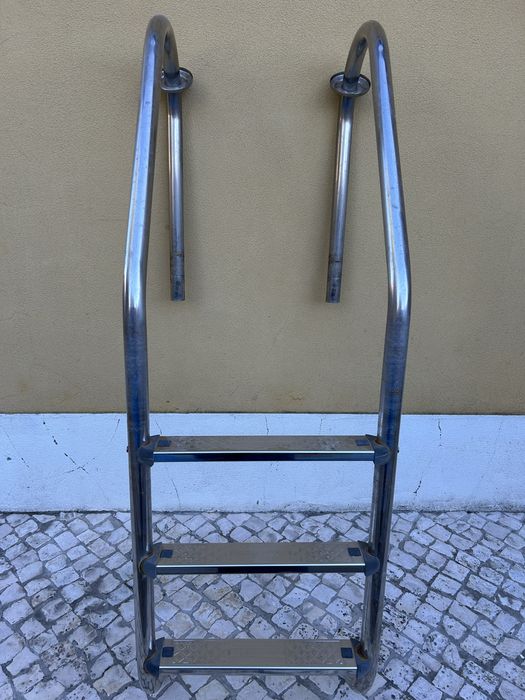 Escada de piscina