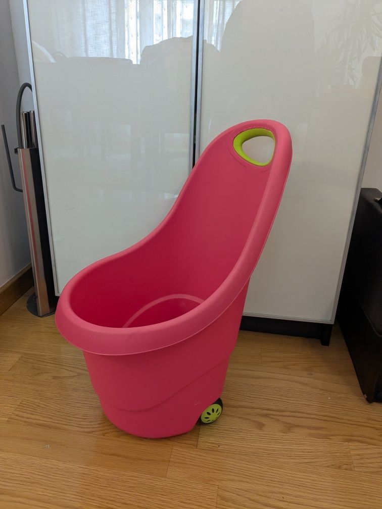 Cesto com rodas brinquedos