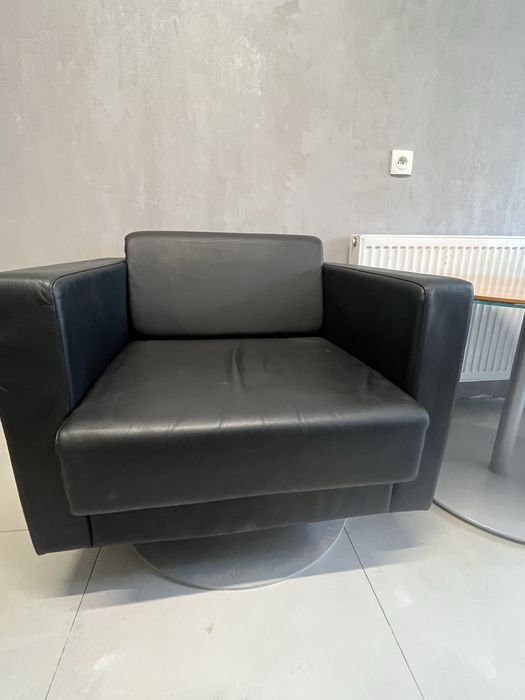 Zestaw: 2 fotele skórzane + stolik kawowy – nowoczesny design