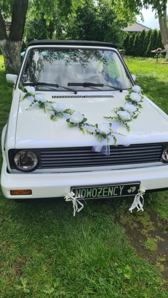 Dekoracje na auto ślubne ślub