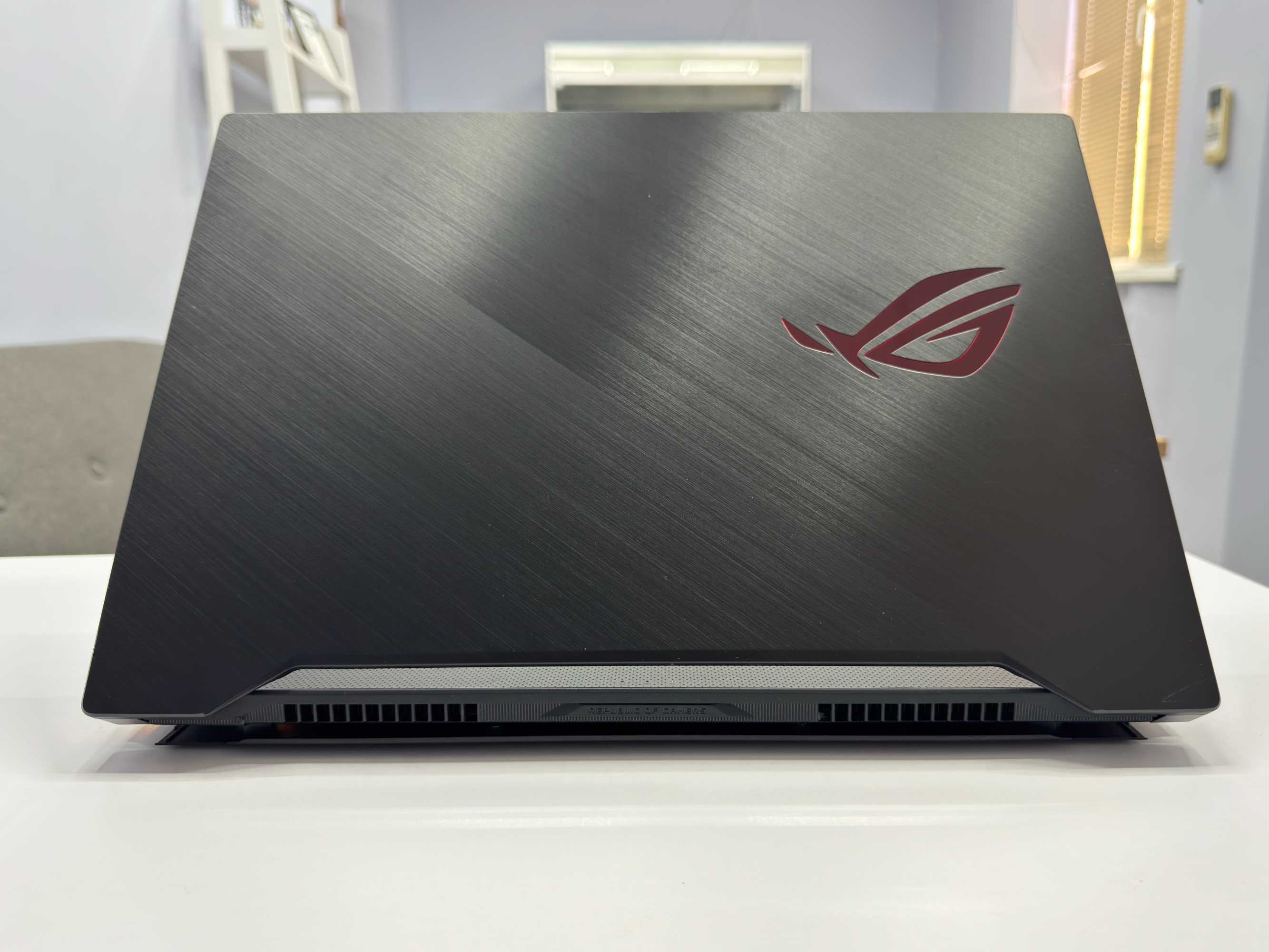 Asus Rog Zephyrus 15.6" 240Hz RTX 2070 8Gb 115W i7-9750H 16 Gb 512 Gb