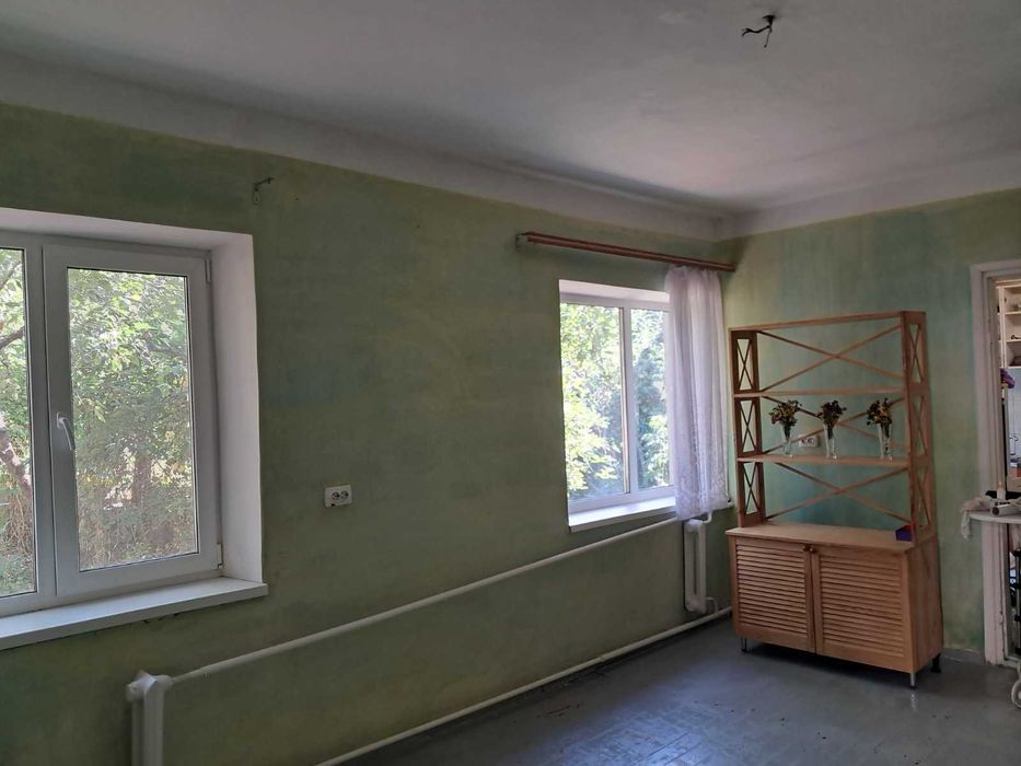Продається просторий двоповерховий будинок