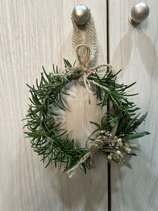 Mini coroa de alecrim com oliveira e flores secas brancas