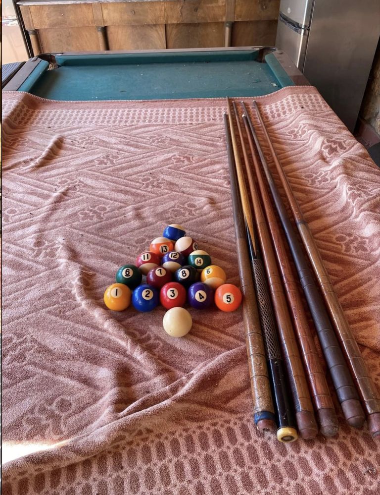 Mesa de Snooker em Madeira Maciça com Base em Pedra + 6 Tacos e Bolas
