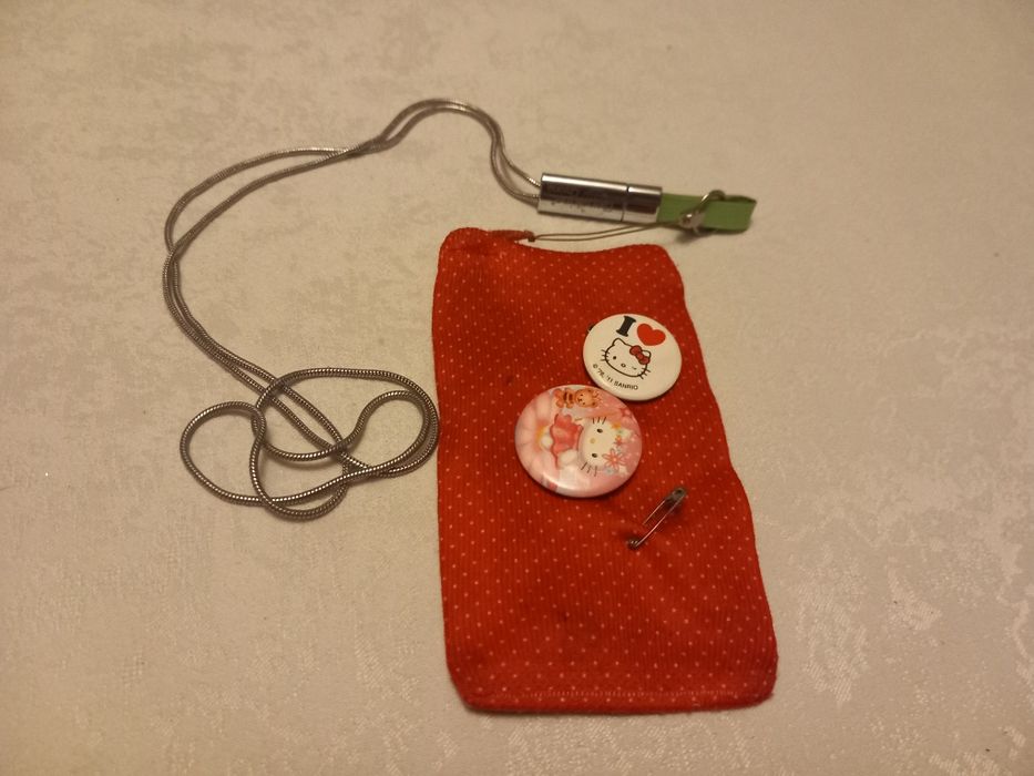 Pokrowiec na telefon hello kitty z metalową smyczą i dwoma przypinkami