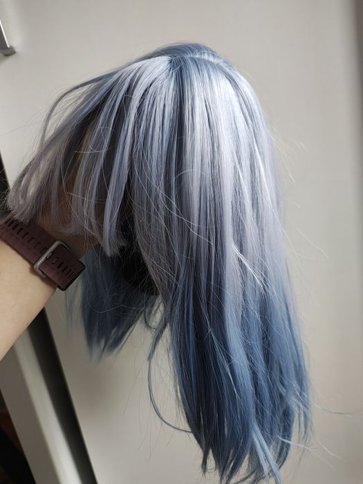 Peruka z grzywką niebieskie odcienie