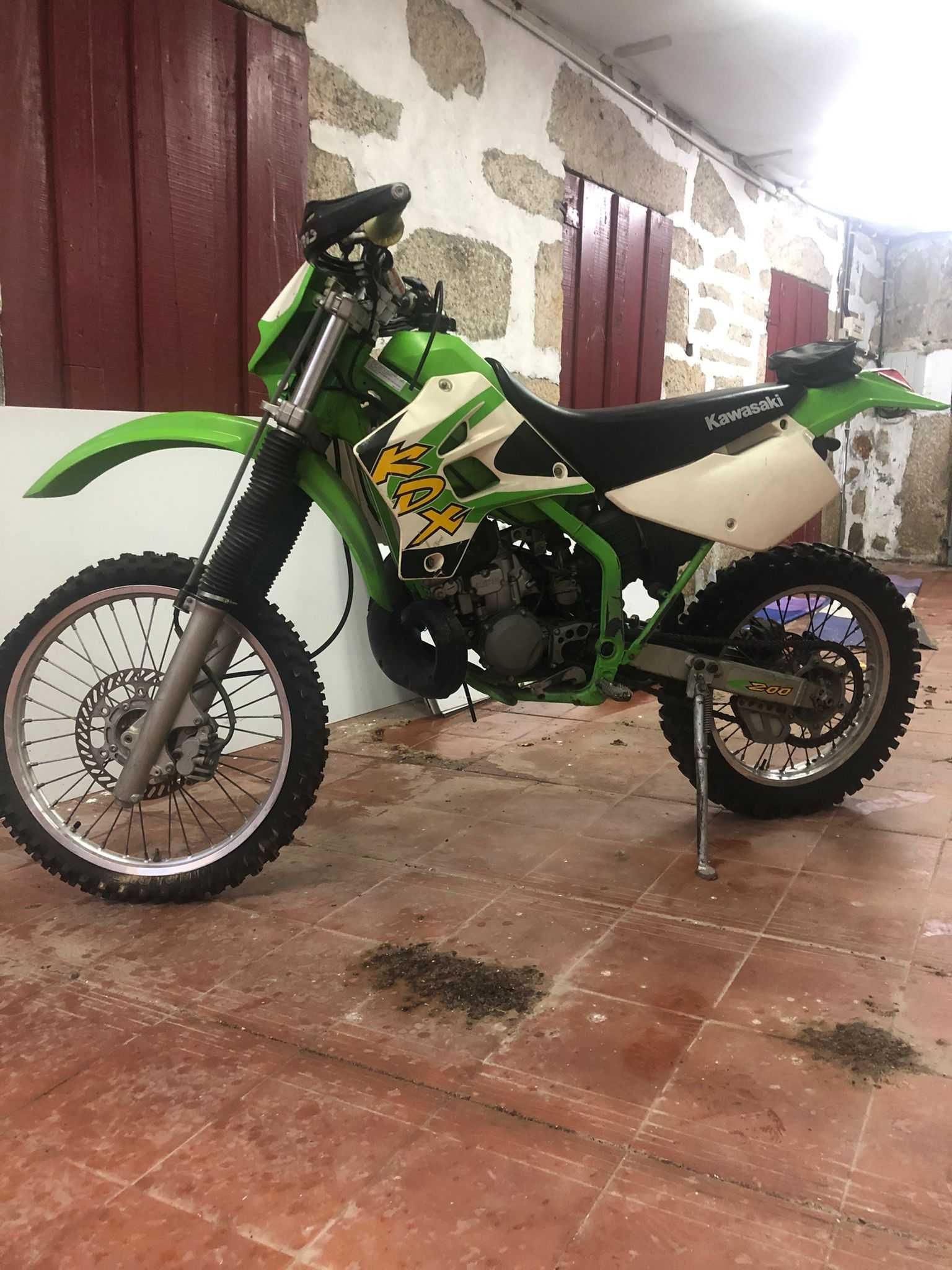 Kawasaki KDX 200 de 1998, em muito bom estado (Particular)