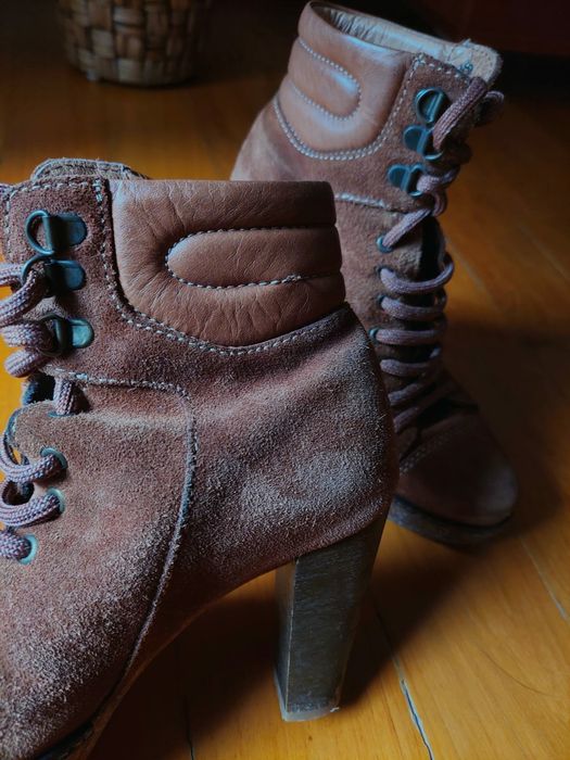 Botins castanhos de salto alto