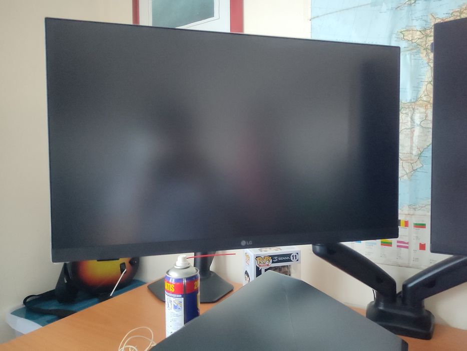 3 monitores Alienware, ASUS e LG