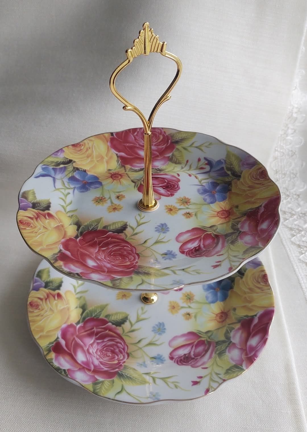 Etażerka dwupiętrowa, porcelana zdobiona barwną malaturą kwiatową, uch