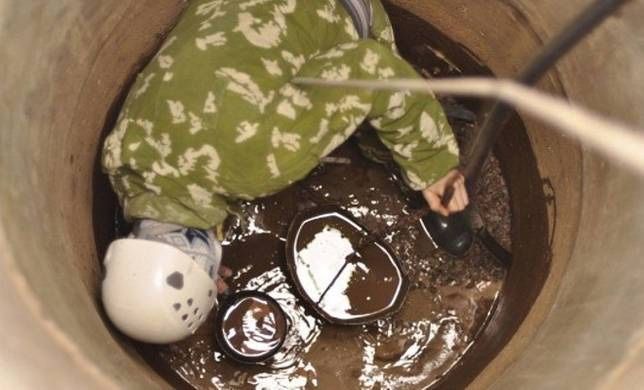 Чистка сливных ям в ручную септика выгребной ямы чистка дна и дренажа