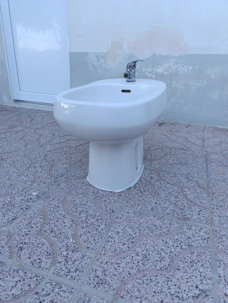 Bidé completo com torneiras e cabos