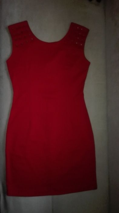 Czerwona sukienka z dżetami - rozmiar M