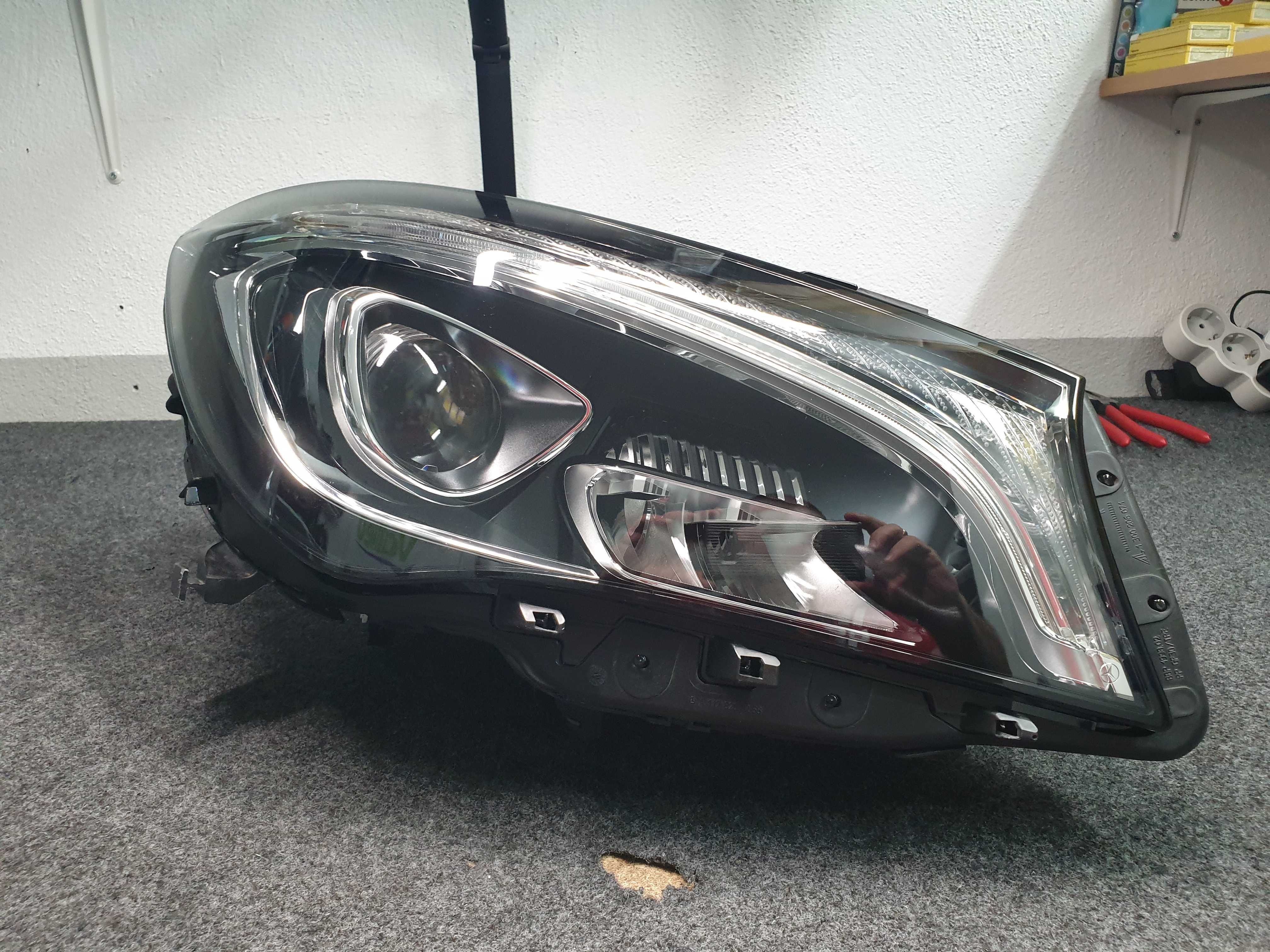 Farol Mercedes CLA W117