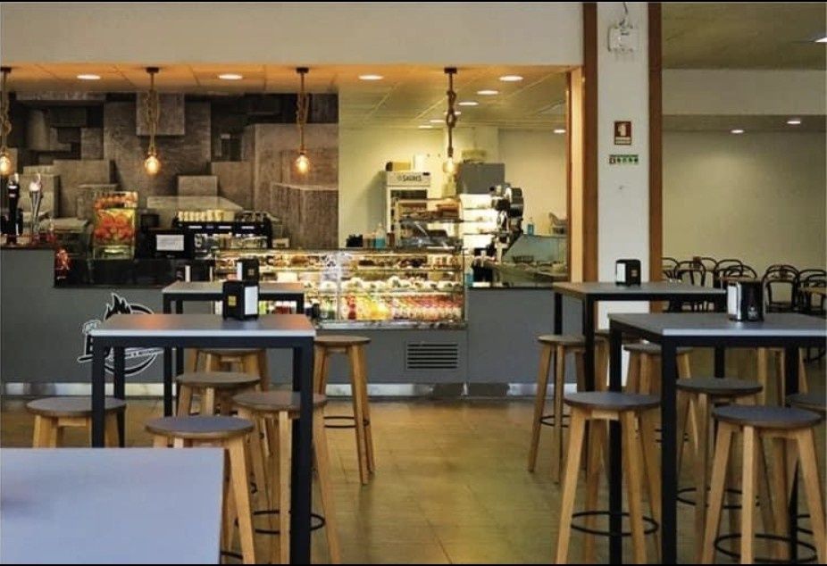 Conjunto 9 Mesas Altas + 36 Bancos Altos — Ideal para Café/Bar/Restaur