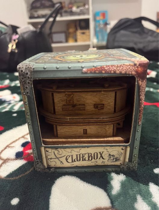 ClueBox intacta e bem estimada.