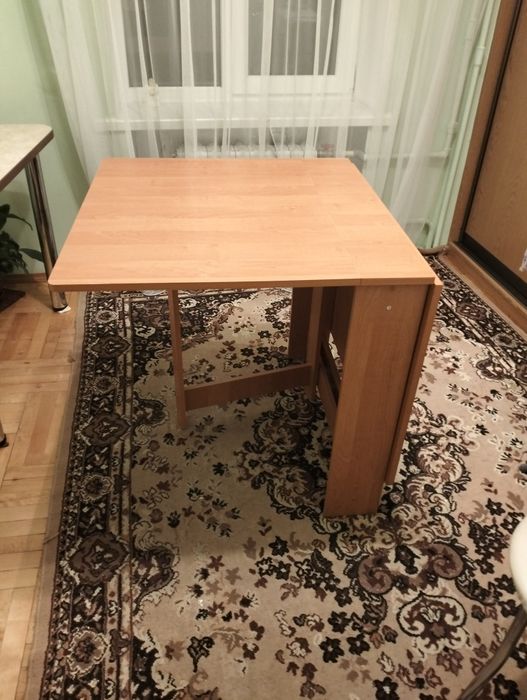Продається стіл розкладний.