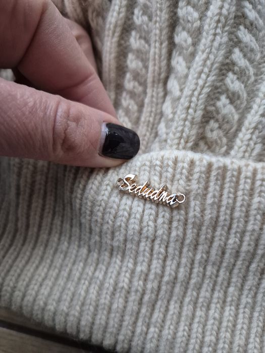 Beżowa czapka zimowa z pomponem