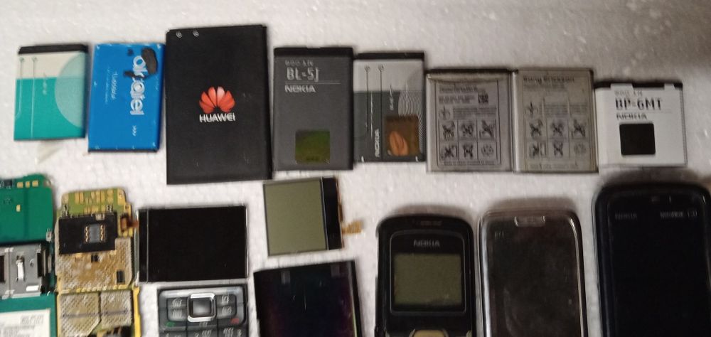 Телефоны и батареи на запчасти.