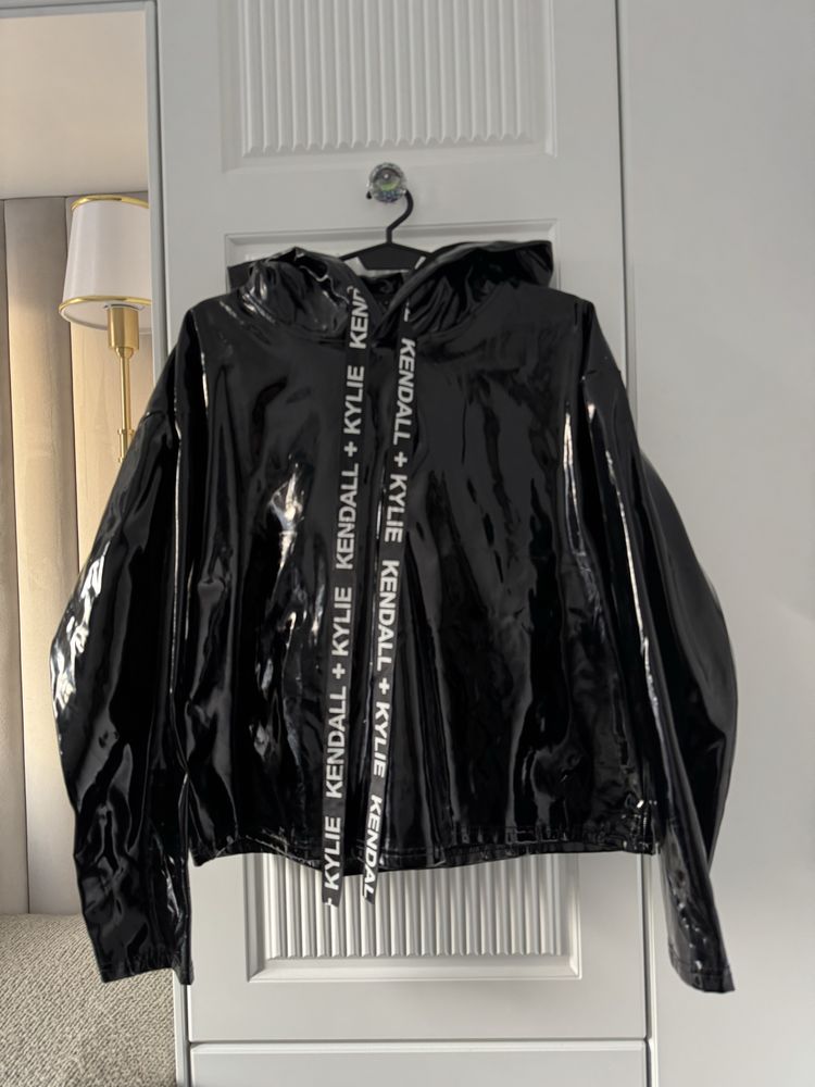 Elegancka Lakierowana Kurtka-Hoodie Kendall + Kylie