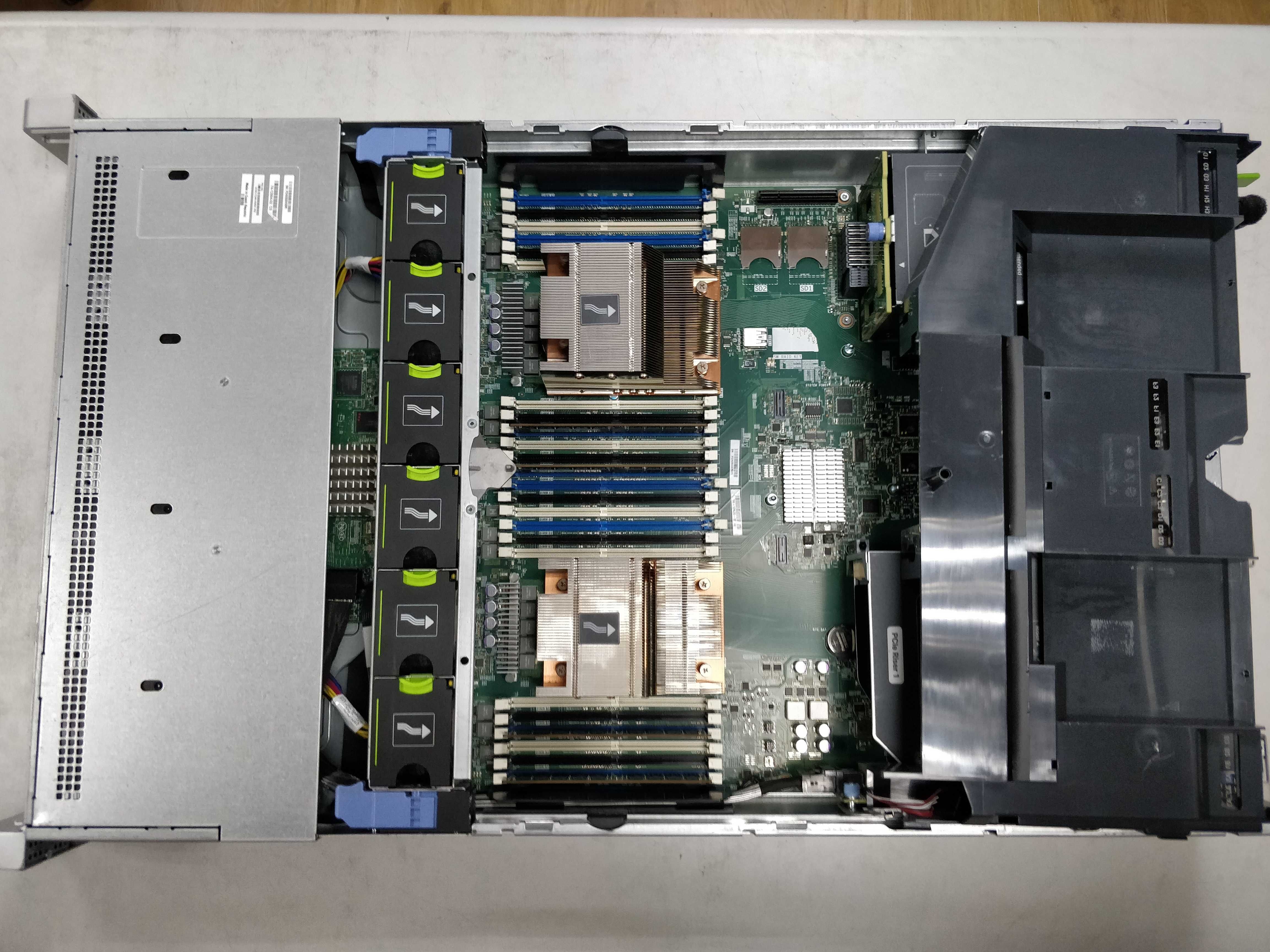 CISCO C240 M4 | 40 vCPUs | 32GB DDR4 |  26 x Discos 2.5" | 2 x 300GB