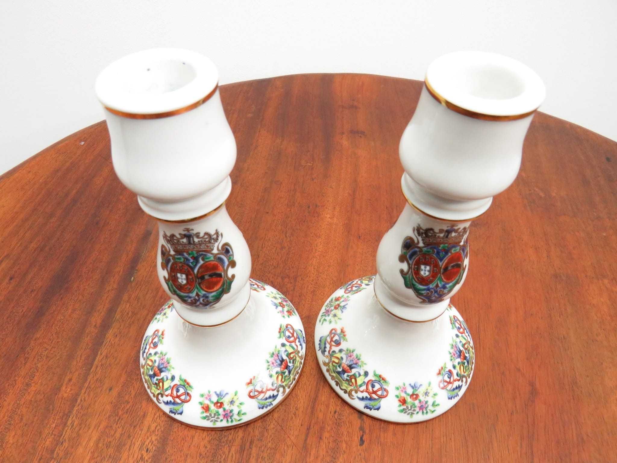 2 Castiçais de porcelana policromada e dourada com Brasâo de Armas