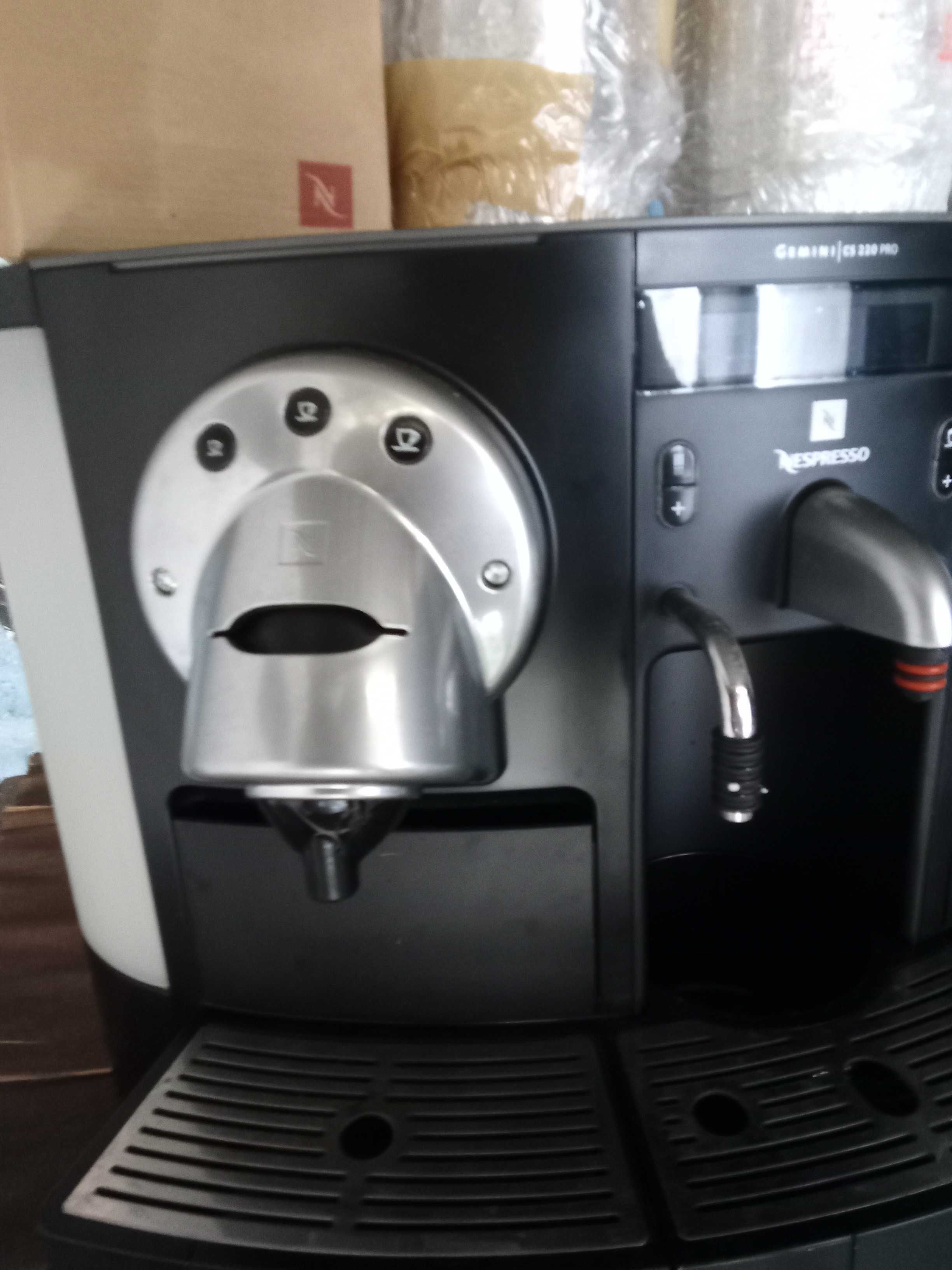 Maquina café Nespresso gemini 220 pro