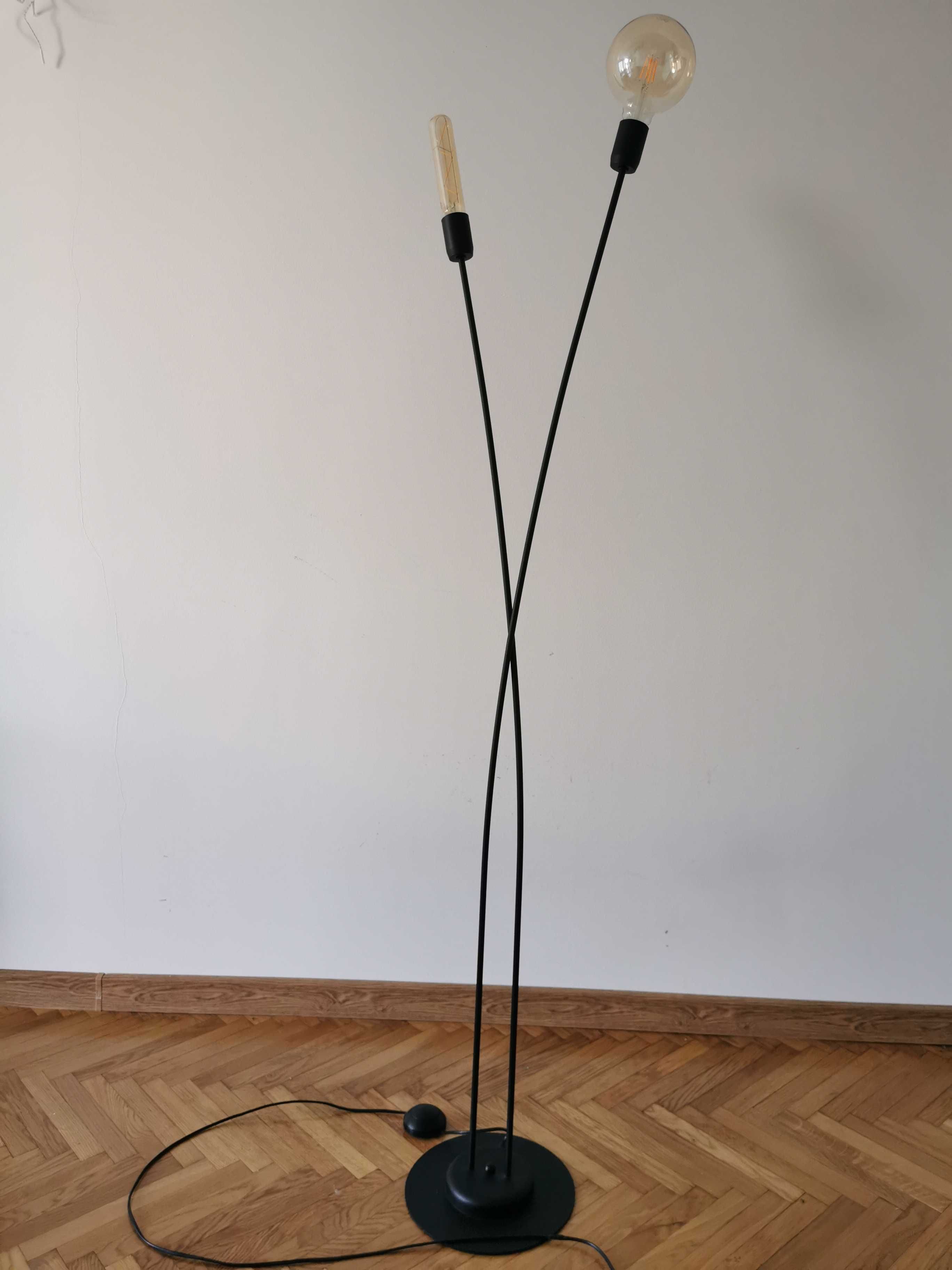 stylowa lampa stojąca z żarówkami